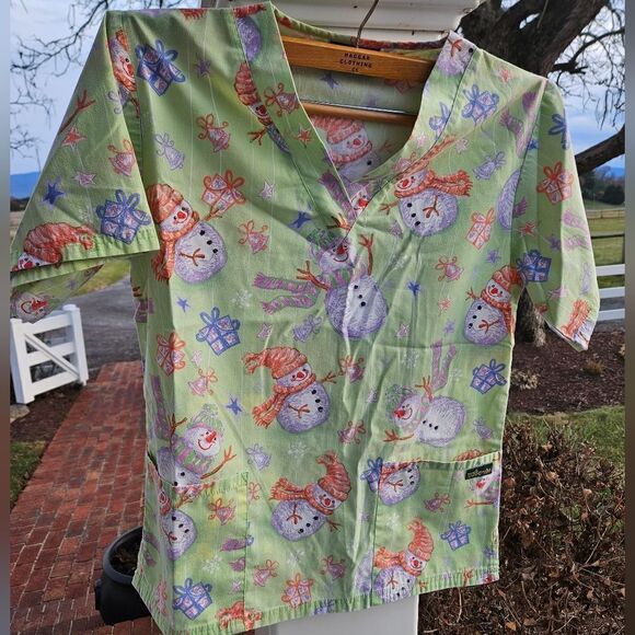 UA SCRUB TOPS V Neck CHRISTMAS SET Of 2, SNOWMEN TOPS LARGE NEW Festive - Picture 3 of 14